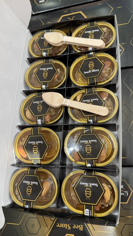 بوكس= 10 علب من عسل جبلي اصلي مع شمع العسل والمكسرات وزنها 80 غرام